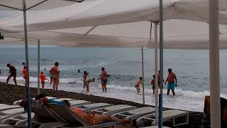 Крым, Судак, шторм на пляже, купание отважных. 22 июня 2017 г