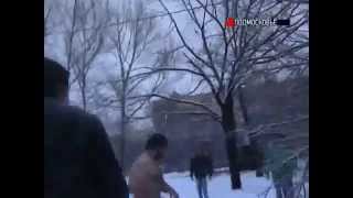 драка один чеченец против 30 русских скинхедов)))