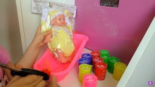 Купаем Пупсика в  СЛИЗИ ЛИЗУН  Baby Doll Colours Slime Surprise Toys Беби Борн Лизун Baby Born