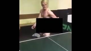 Парень играет в настольный теннис членом!