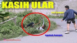 JAIL BANGET KASIH ULAR KE ORANG YNG GAK DI KENAL SAMPAI ORANGNYA? .. - PRANK INDONESIA BRAM DERMAWAN
