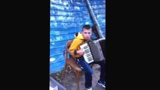 ГАЛЯ ТАГАЕВА Суровый мальчик играет на аккордеоне