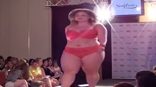 Fashion Weekend Plus Size 2017 / Plus Size Woman Walks In Lingerie (Bikinis) - Fashion Show .