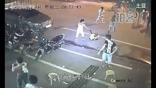 Một nhóm cầm dao mã tấu vào siêu thị thanh toán đối thủ ở TQ