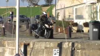Mann versenkt sein Motorrad im Meer - Unfall