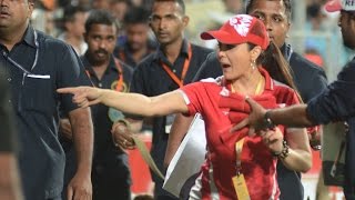 IPL 8: Watch Preity Zinta distributing t-shirts during a match