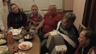 Старенькая церквушка. Гармонь - это не история, а душа русского человека.