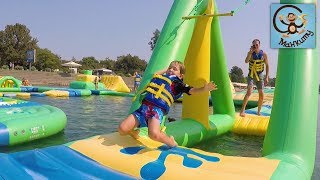 Парк аттракционов на воде, необычный аквапарк. Дети на полосе препятствий. МанкиТайм