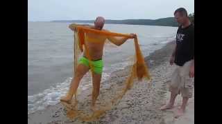 Ловля рыбы кастинговой сетью. casting net fishing