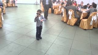 5 летний пацан зажигает на свадьбе.
