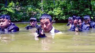 解放軍押送俘虜前往監獄，不料水裡有人，直接舉起槍向囚車狂射！