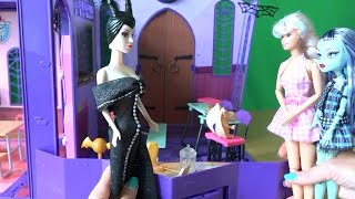 Видео с куклами Monster High серия 36 Френки сделала екскурсию для Челси в школу Монстер Хай