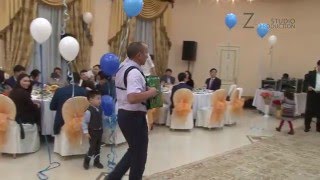 Гармонист поет русские хиты на казахском языке