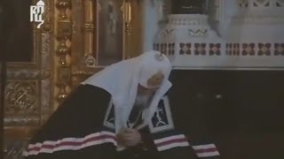 Святейший Патриарх встаёт на колени