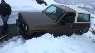 Nissan Terrano II 2.7 Td "Lolo" rescatando Nissan Patrol L28 en la nieve