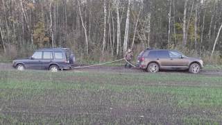 Volkswagen Touareg 3.0 TDI pulling Land Rover Discovery out of mud
