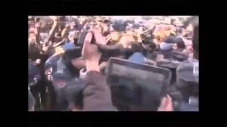 Армяне растоптали и сожгли (жгут) российский флаг РФ в Ереване.