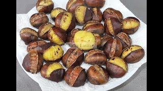 Les châtaignes ou les marrons chauds grillés dans la poêle