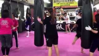 キックボクシング女子 サンドバッグ