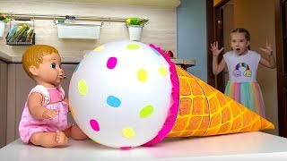 Маша и кукла играют в игру Гигантское игрушечное мороженое и другие игрушки.