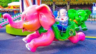 Игрушки потерялись в парке аттракционов. Настя ищет игрушки на детской площадке. Видео для детей
