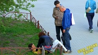 Человек теряет сознание / Social experiment