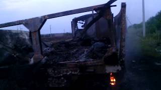 Иловайск, Грабское. Казаки КСОВД осматривают сожженный укровский КАМАЗ