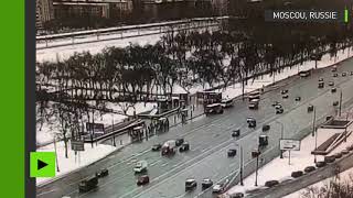 Moscou : le moment où le bus fonce dans des piétons près d'un passage souterrain, filmé