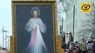 Сотни верующих прошли торжественными процессиями к католическим храмам