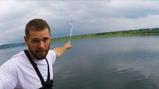 РЫБАЛКА НА СКАЛАХ ПЕРЕД ГРОЗОЙ. МЫ УСПЕЛИ ВЫЕХАТЬ, ИНАЧЕ ПРИШЛОСЬ БЫ НОЧЕВАТЬ