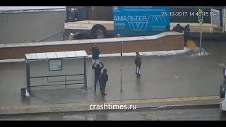 Автобус давит людей на Славянском бульваре