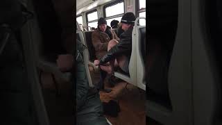Чувак надевает колготки в электричке)мужик сказал, мужик сделал?