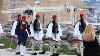 Υποστολή σημαίας από την Προεδρική φρουρά στον ιερό βράχο της Ακρόπολης