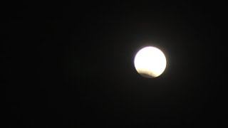 Le Kenya regarde le ciel alors que l'éclipse de la lune commence
