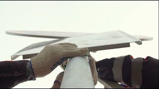Последние приготовления: рабочие устанавливают дорожные знаки на Крымском мосту