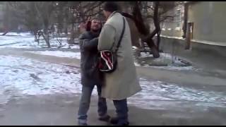 Драка бомжей №2 подрались за бутылку водки