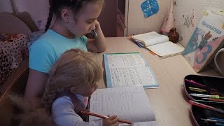 Реборн Алиса мешает делать уроки.