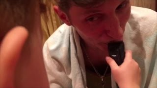 Роберт Воля сбривает усы папе