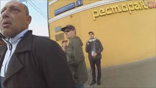 Крутой на мерсе говорит, что ему всё можно. Бомжи и алкаши лезут драться за своего хозяина.