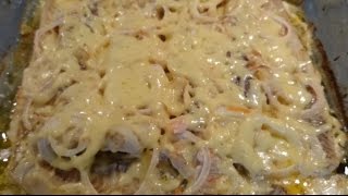 Филе минтая в духовке с луком и сырной корочкой.
