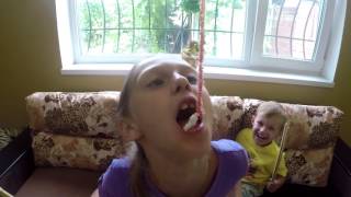 Едим червяков и делаем сладкую вату We eat worms and make cotton candy