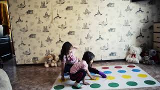 ☆Девочки играют в твистер☆Playing Twister☆TRIPLETS KIDS☆