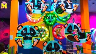 Катаемся на каруселях, играем в автоматы в Crazy park \ We ride on the carousel, play the machines