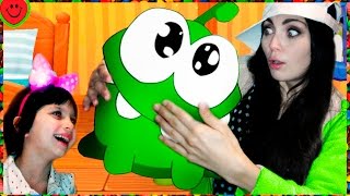 АМ НЯМ ПЕРВОЕ ЗНАКОМСТВО ШОК НОВАЯ СЕРИЯ НА РУССКОМ ПИТОМЕЦ МУЛЬТИК My Om Nom игра #Валеришка