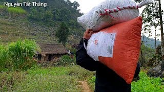 Chú Huỳnh Tấn Đức trao quà cho Bà chửa địu gạch. Nguyễn Tất Thắng
