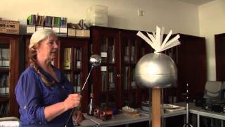 Van de Graaff Generator - Dr. C's First Year Physics Demos