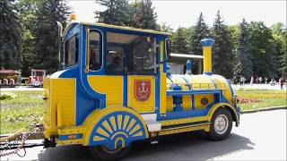 Детский прогулочный паровозик (поезд) в парке