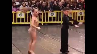children dancing professionally / дети профессионально танцуют
