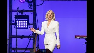 Леди Гага примерила соблазнительный новогодний костюм