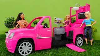 Spiel mit Barbie. Kellys neues Auto. Spielzeugvideo für Kinder